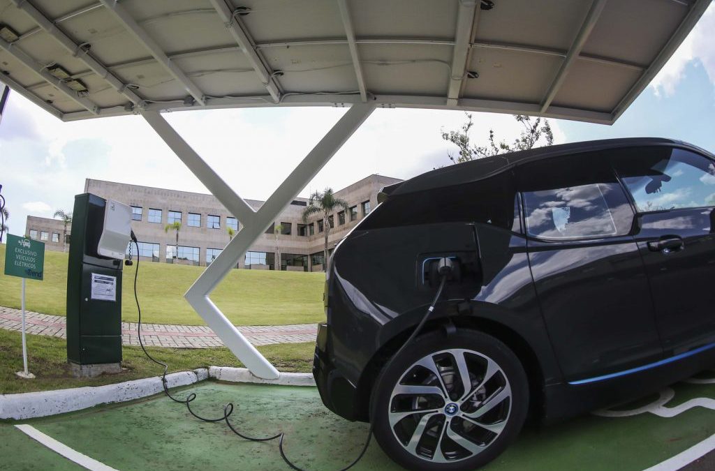 Indústria automotiva se prepara para mercado de veículos elétricos